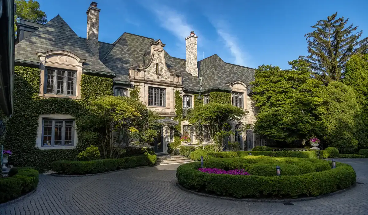 A large mansion with a large driveway.